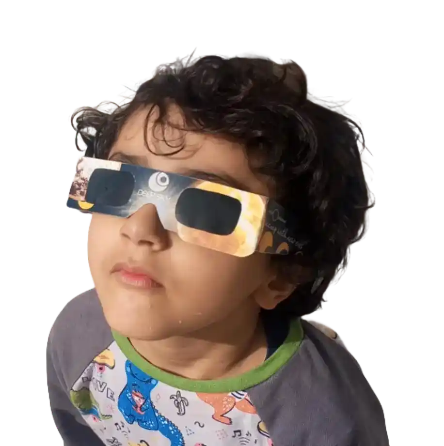 Garçon portant des lunettes d'éclipse solaire certifiées ISO 12312-2 en Tunisie
